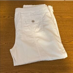 Chico's White Elastic Waist Capri pants